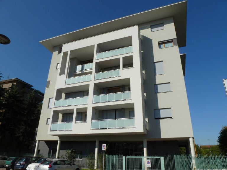 BRESSO (MI)
Viale Grandi 33-35
(Parco Nord/Campo Volo)
Complesso residenziale, di nuova costruzione, di 6 piani fuori terra composto da 24 appartamenti, oltre 32 box.