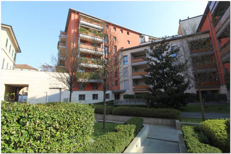 MILANO
Via Tortona 10
(P.ta Genova/Solari)
Conversione area industriale in nuova costruzione di 6000 mq di residenze e showroom. Con 50 unità immobiliari oltre 100 box.