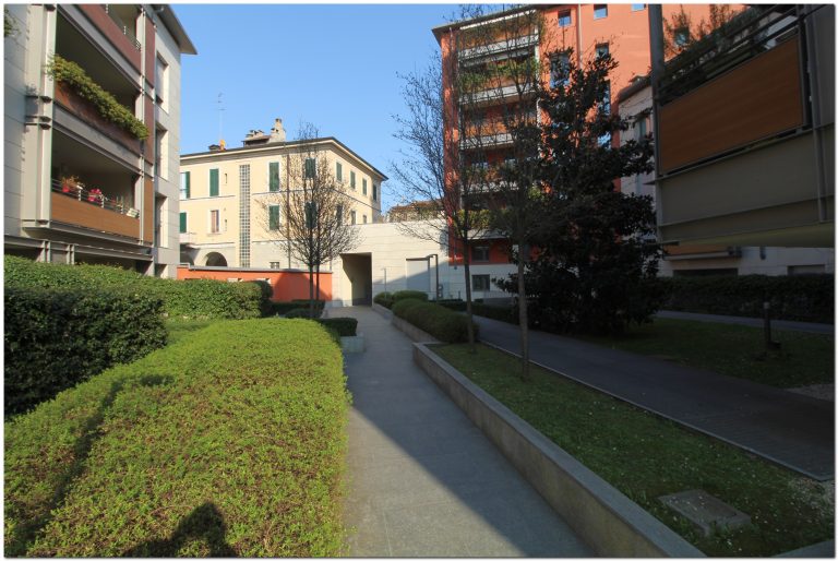 MILANO
Via Tortona 10
(P.ta Genova/Solari)
Conversione area industriale in nuova costruzione di 6000 mq di residenze e showroom. Con 50 unità immobiliari oltre 100 box.