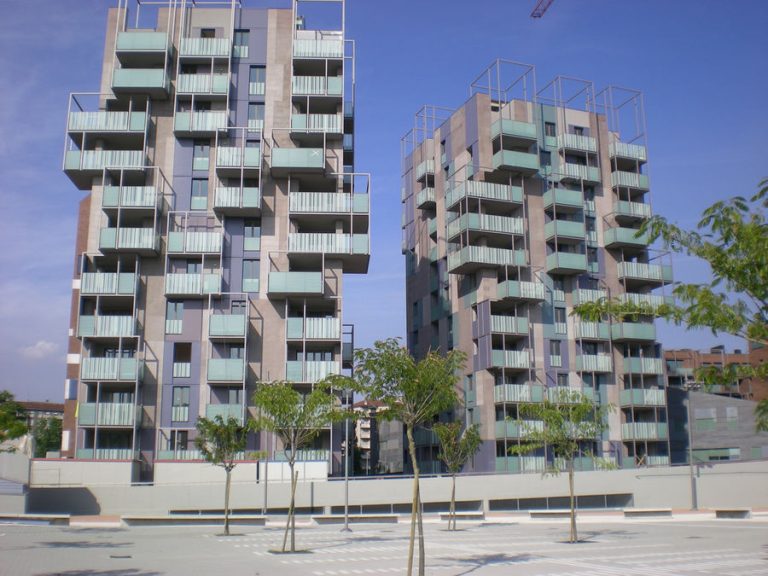MILANO
Area Portello – Edilizia libera
Complesso,  di nuova costruzione, composto da 3 torri di 11 piani, per un totale di 75 appartamenti oltre box.