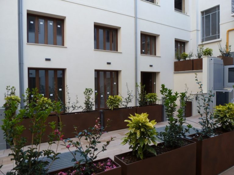 MILANO
Via Gallina 10
(Città Studi)
Complesso residenziale costituito da nuova costruzione di 6 piani, ubicata nella parte interna, e risanamento conservativo di casa d’epoca, fronte strada, di 4 piani fuori terra. 25 unità (appartamenti, loft e ville), oltre box al piano interrato.