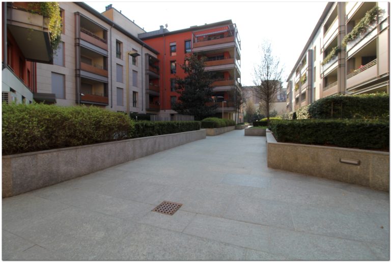 MILANO
Via Tortona 10
(P.ta Genova/Solari)
Conversione area industriale in nuova costruzione di 6000 mq di residenze e showroom. Con 50 unità immobiliari oltre 100 box.