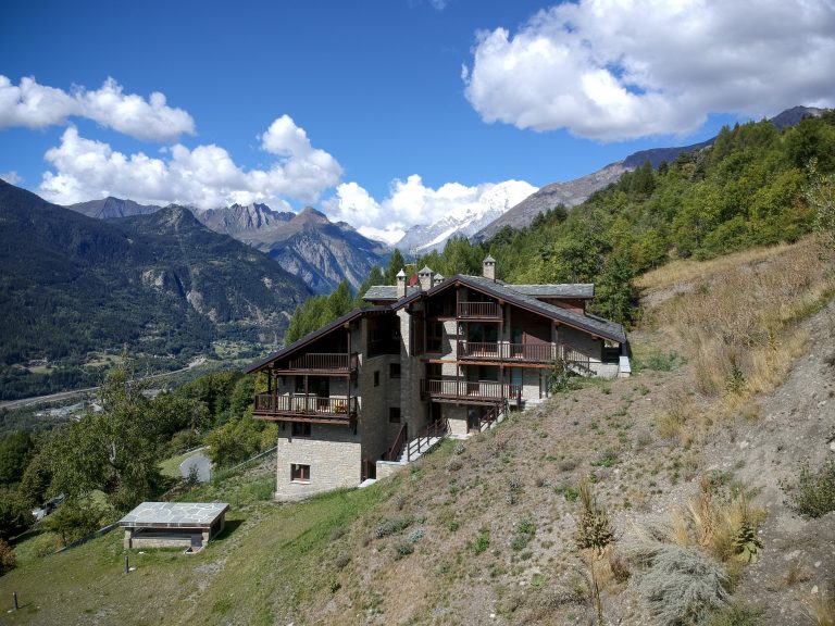 VALLE D'AOSTA
La Salle (AO) Frazione Moyes
Ristrutturazione di chalet residenziale costituito da 12 unità oltre box.
 