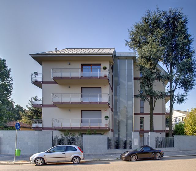 MILANO
Via degli Ottoboni ang. Alerami
(San Siro)
Edificio residenziale di nuova costruzione costituito da 4 piani fuori terra con 11 unità immobiliari oltre box.
