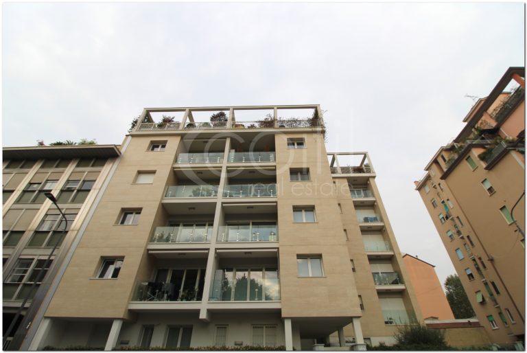 MILANO
Via Cucchiari 17
(Piazza Firenze)
Edificio residenziale di nuova costruzione costituito da due scale di 5 e 6 piani, con 30 appartamenti e box.