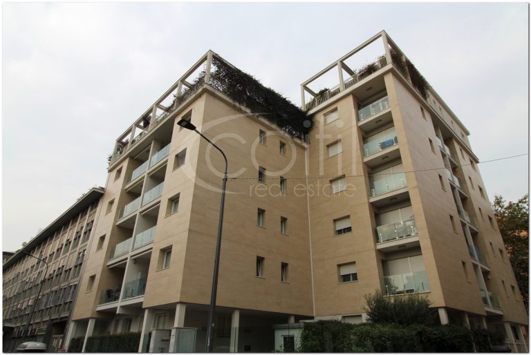 MILANO
Via Cucchiari 17
(Piazza Firenze)
Edificio residenziale di nuova costruzione costituito da due scale di 5 e 6 piani, con 30 appartamenti e box.