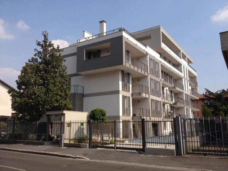 MILANO
Via Lampugnano 155
(Parco di Trenno)
Nuovo complesso residenziale, di 6 piani fuori terra oltre piano interrato, composto da 18 unità e 24 box.