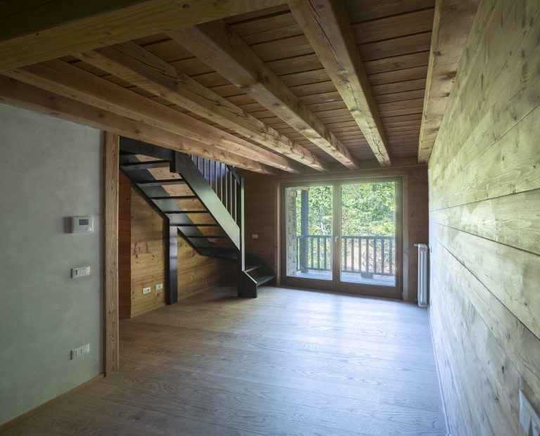 VALLE D'AOSTA
La Salle (AO) Frazione Moyes
Ristrutturazione di chalet residenziale costituito da 12 unità oltre box.
 